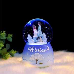 Kış Temalı Buluşan Çiftler Işıklı ve Müzikli Büyük Boy Kar Küresi - Thumbnail