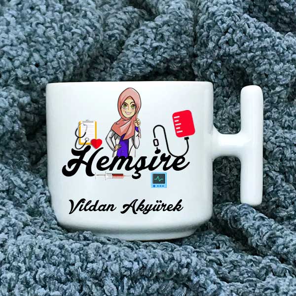 Tesettürlü Hemşireye Latte Fincanı